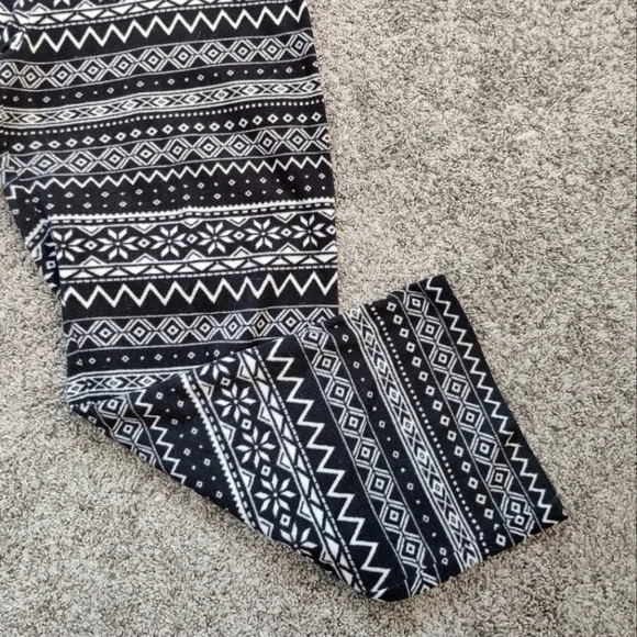 Old Navy Fleece Printed Pajama Pant - Picture 3 of 5